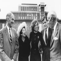 Porodica Kennedy na Waltham Massachusettsu za predanost Eunice Kennedy Shriver Instituta. Istorija listopada