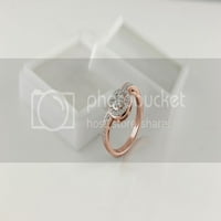 10k Rose Gold Carat Okrugli rez prirodni bijeli dijamant Halo klaster Chevron zaručni prsten za žene